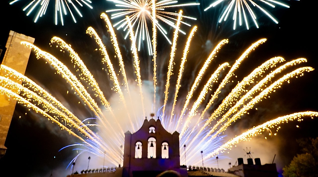 Großes Feuerwerk und Nutzung der Fahrattraktionen bei Dunkelheit inklusive.