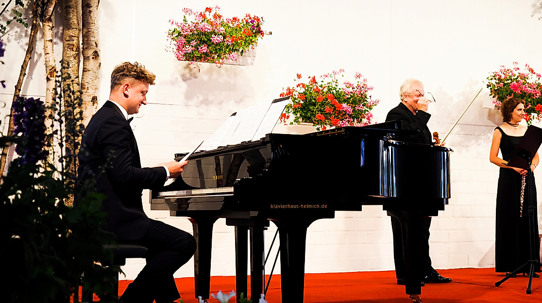 Adrian Rusnak am Piano mit Wasilij Rusnak und Arevik Khachatryan im Hintergrund