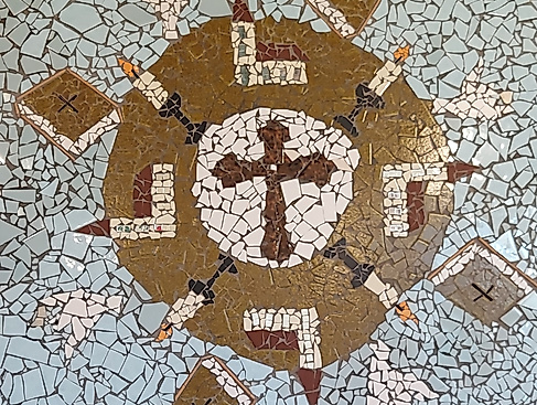 Mosaik mit Kreuz, Kerzen, Kirchen, Bibeln