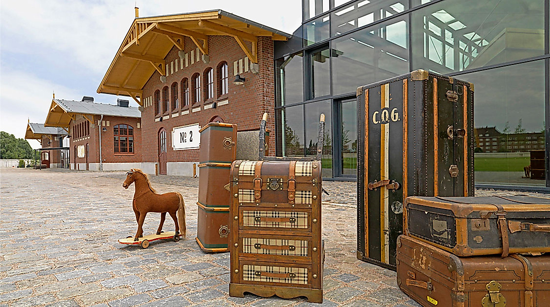 Historische Gepäckstücke und Spielzeugpferd am Eingang des Auswanderermuseums BallinStadt in Hamburg