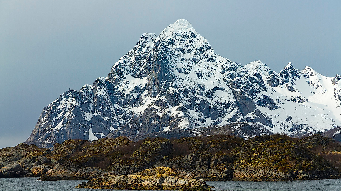 Vågakallen_from_Storvågan,_Austvågøya,_Lofoten,_Norway,_2015_April