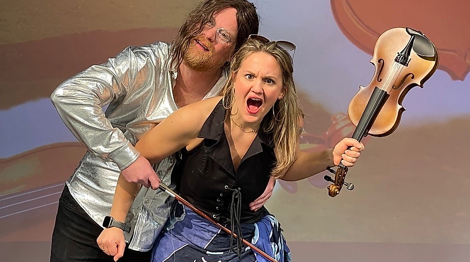 Nele Diekjobst als Eurydike und Jens Marcus Wasserstraß als Orpheus