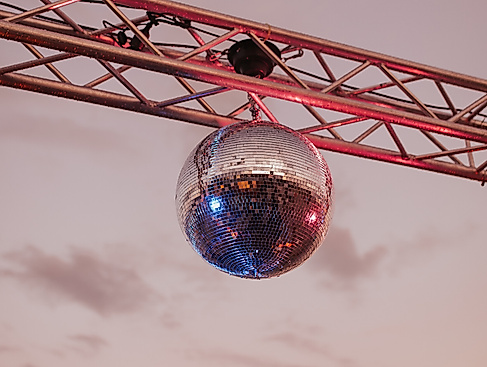 Seebrückenfest Haffkrug 2025 Discokugel © TALB Joelle Dörnath