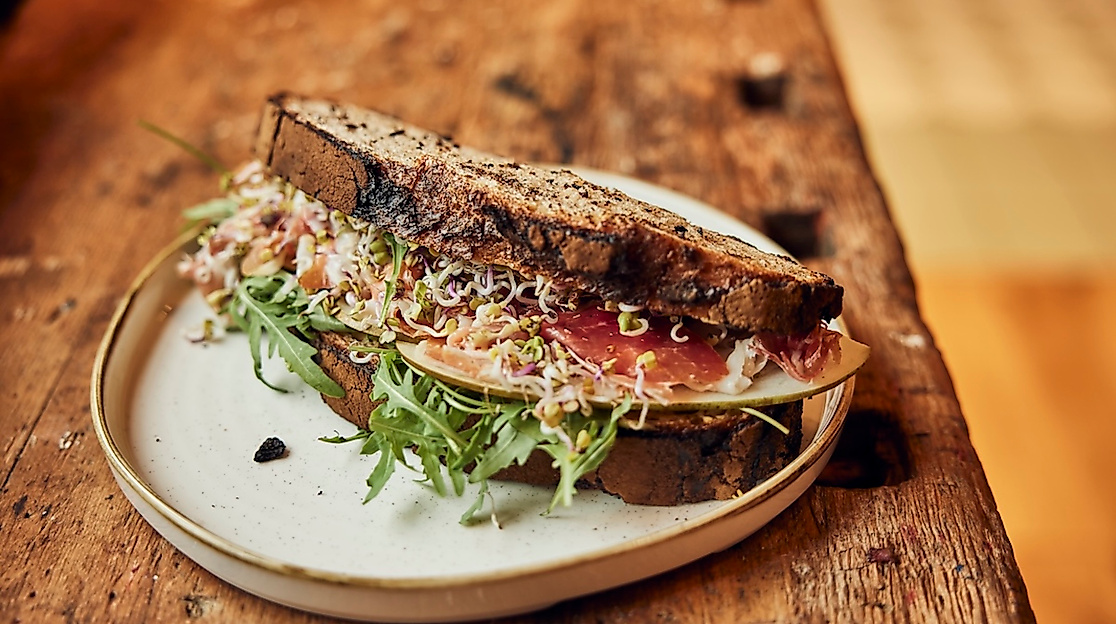 Iss ne Stulle! Im Mühlencafé kommt auf den Teller, was eben noch von der Mühle verarbeitet wurde.