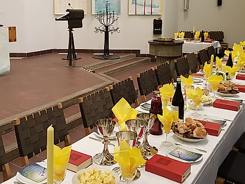 Gedeckter Tisch in der Kirche zum Feierabendmahl