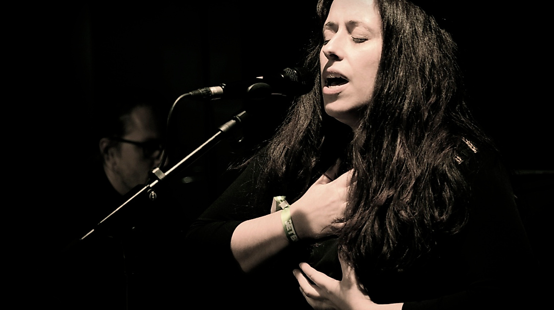 Leidenschaftlicher Gesang auf der Bühne