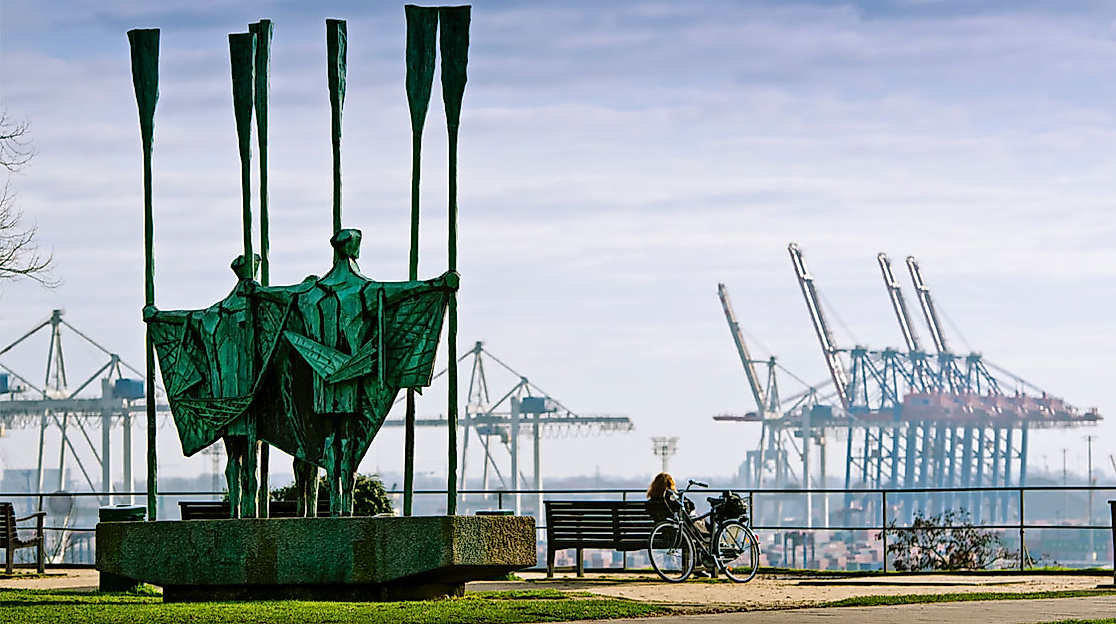 Bronze-Plastik „Drei Fischer“ am Altonaer Balkon mit Blick auf den Hamburger Hafen und Containerkräne