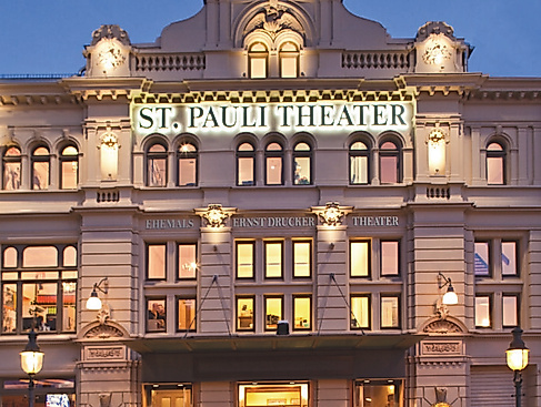 sm_St_Pauli_Th_Abend_MG_2874-Fassade-Eingang-2-scaled-uai-720x944