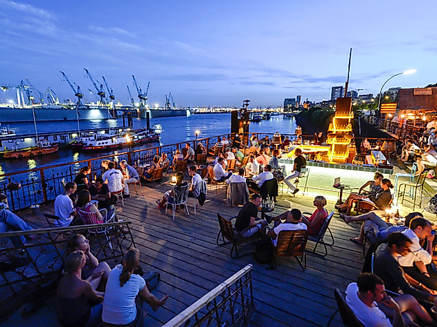 Abendstimmung bei StrandPauli mit Blick auf den Hamburger Hafen