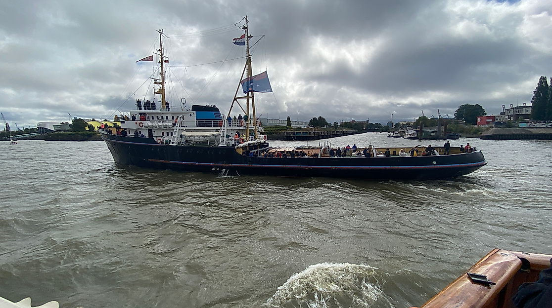 Hochseeschlepper Elbe in Fahrt