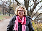 Frau mit rosa Schal im herbstlichen Park im Hamburger Süden