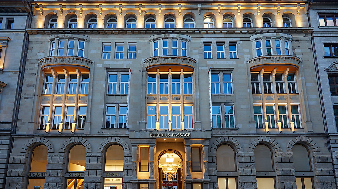 alter-wall-am-abend-mit-bkf-c-art-invest-real-estate