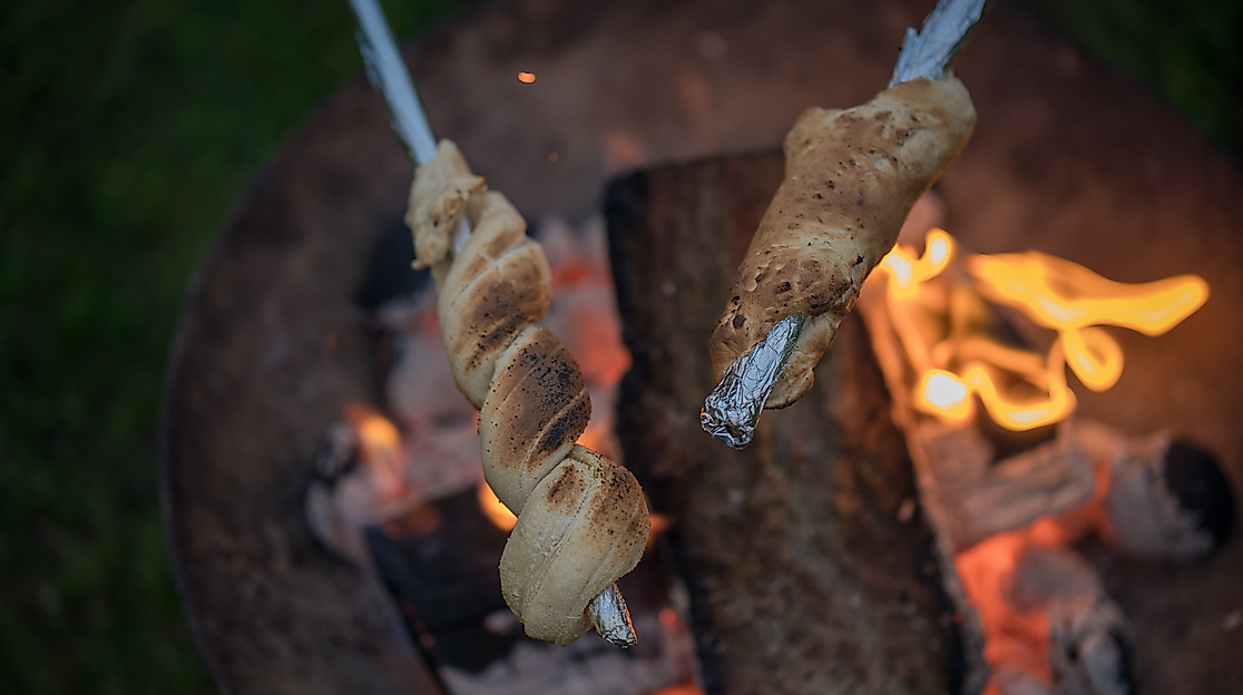 Lagerfeuer mit Stockbrot
