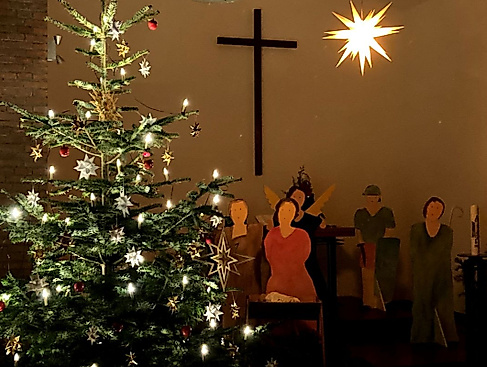 Kirche mit Krippenfiguren