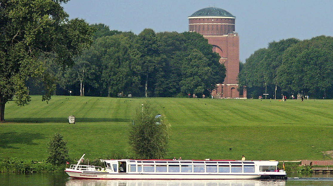 Ausflugsschiff auf dem Stadtparksee mit Blick auf die große Wiese und das Hamburger Planetarium