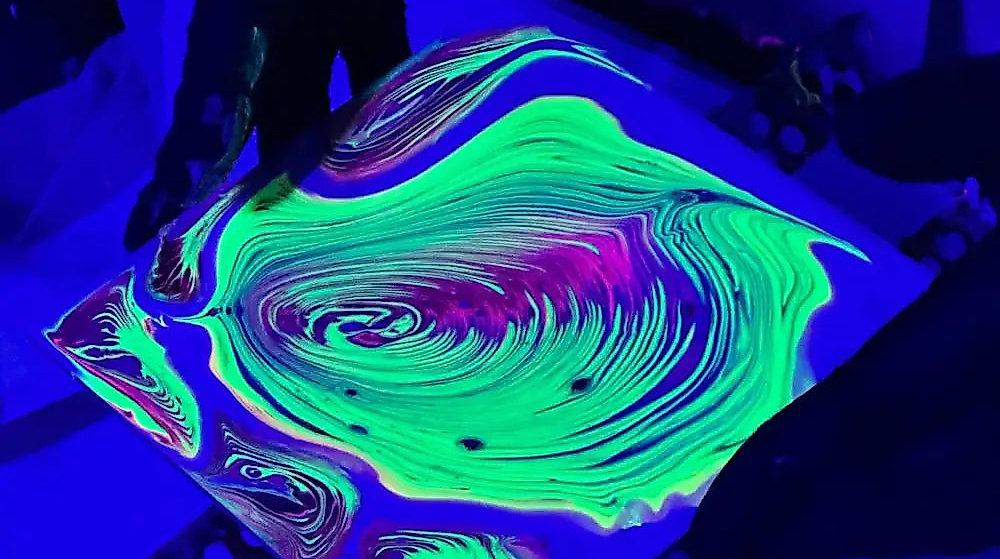 Neon Pouring auf kleiner Testplatte im Kurs