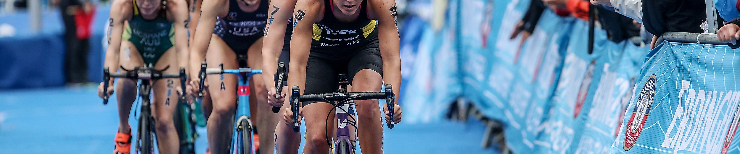 Triathletinnen auf dem Radkurs des ITU World Triathlon Hamburg vor jubelndem Publikum