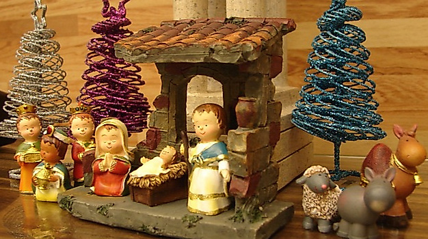 Weihnachtkrippe mit kindgerechten Porzellanfiguren