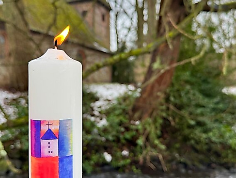 Taufkerze vor der Alt-Rahlstedter Kirche