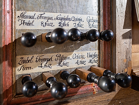 Registerzüge der historischen Wiese-Orgel