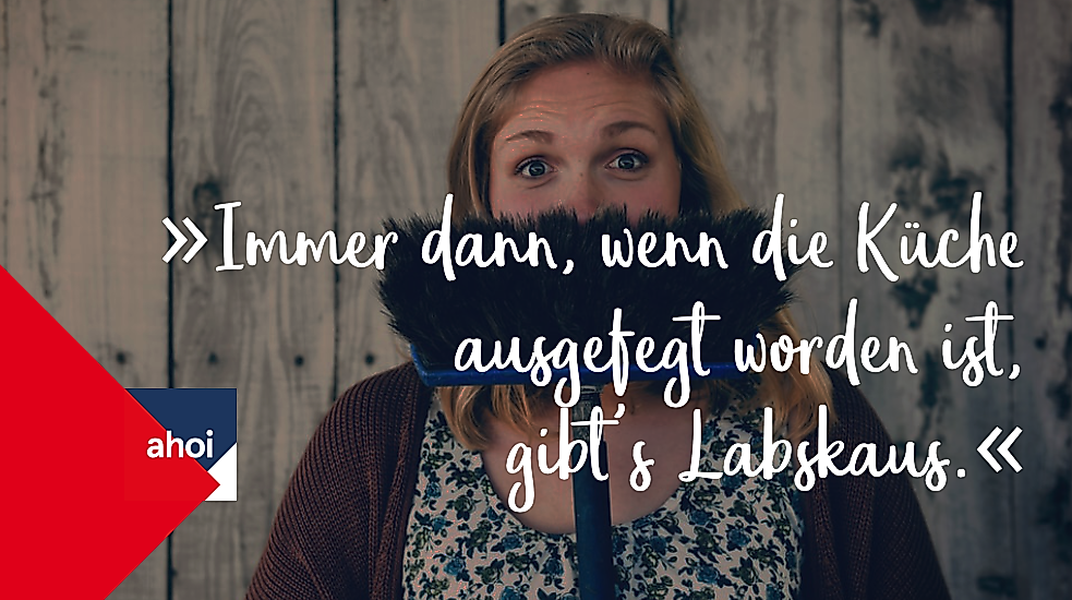 Frau mit Besen vor dem Gesicht