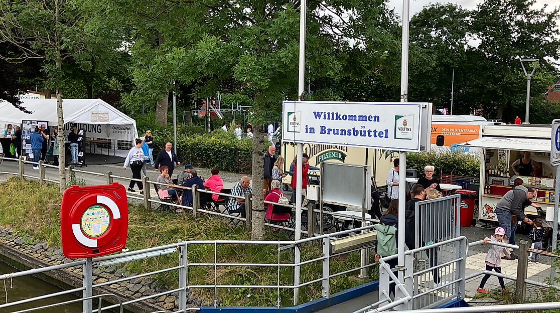 Theaterschiff vor Anker in Brunsbüttel