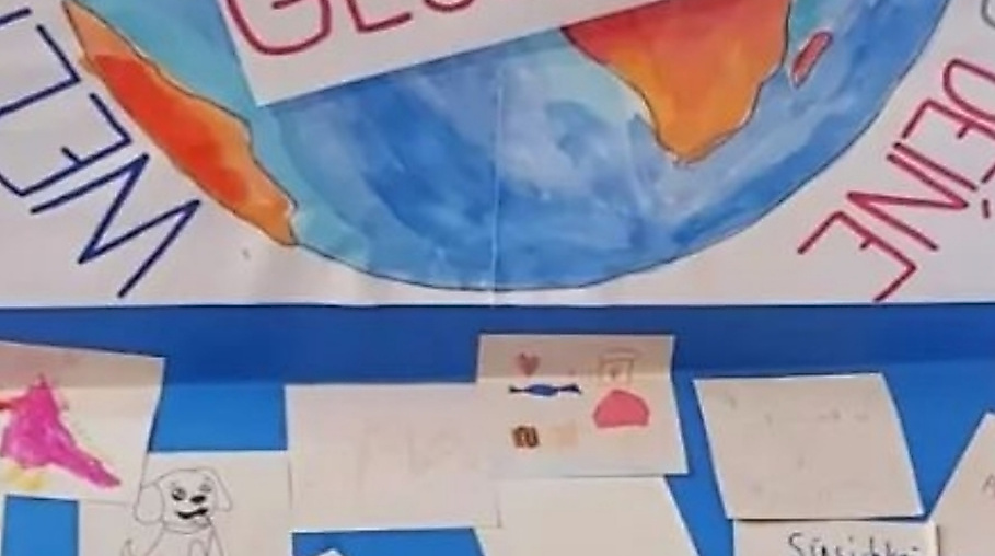 Collage mit Bild der Welt und Text `Du hast uns deine Welt geschenkt` + von Kindern gemalten Bildern