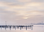 Nebeliger Blick über die Außenalster mit Holzsteg und sanfter Skyline im diffusen Morgenlicht