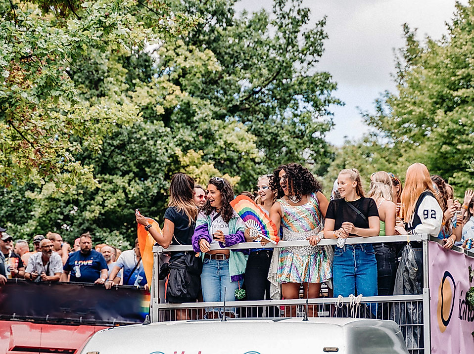 Menschen feiern auf einem CSD-Wagen in Hamburg – queere Sichtbarkeit, Vielfalt und Gemeinschaft bei der Pride