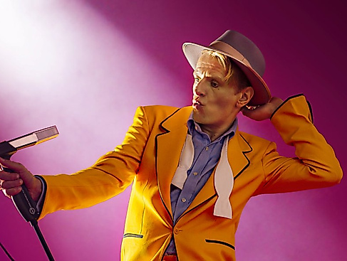 Alexander Scheer singt David Bowie