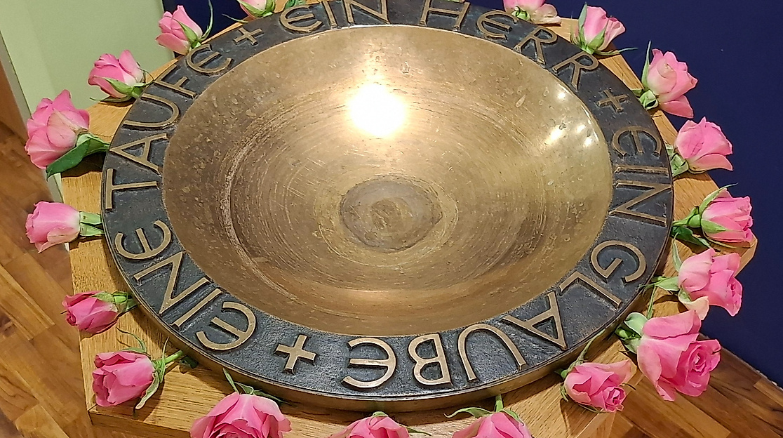 Geschmücktes Taufbecken