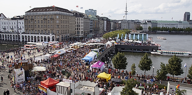 CSD-Straßenfest an der Binnenalster mit Infoständen, Regenbogenfarben und feiernder queerer Community