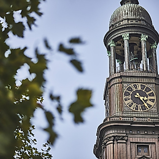 Detailaufnahme des Turms der Kirche St. Michaelis mit Uhr und Aussichtsplattform in Hamburg.