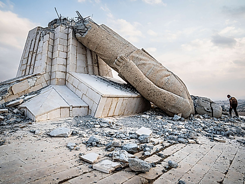 Dayr Atiyah: Am 9.12.2024, einen Tag nach dem Sturz des Regimes, wurde die größte Statue von Hafis al-Assad zum Einsturz gebracht.