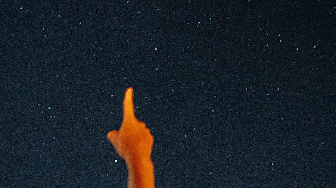 Sternstunden Rettin 2025 Frau zeigt in Sternenhimmel