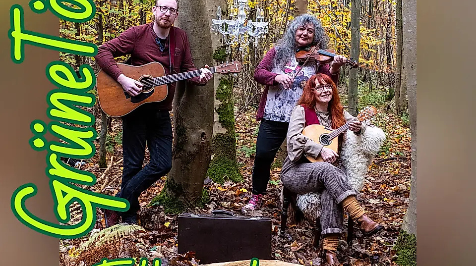 die Band GrüneTöne. Das Trio spielt Irish-Scottish-American Folk, Singer Songwriter und eigene Kompositionen.