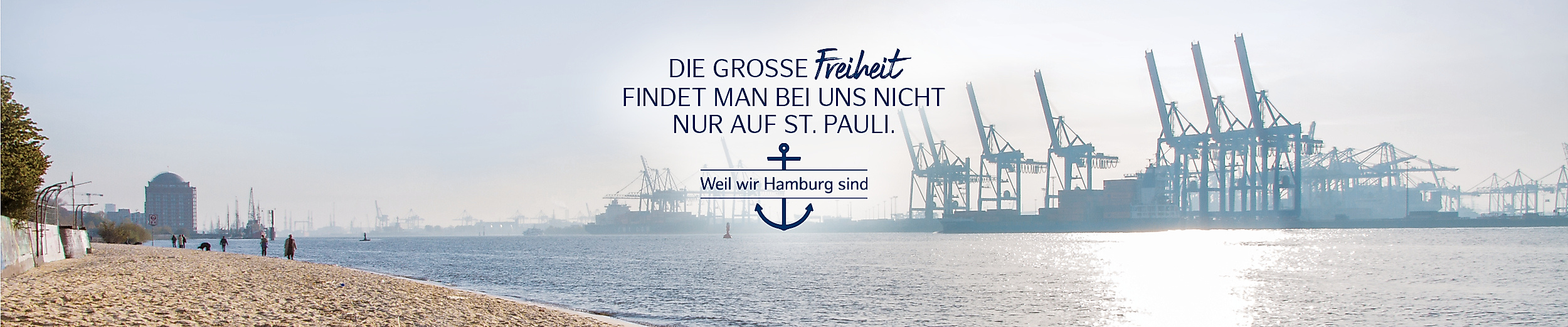 Spaziergänger:innen am Elbstrand mit Blick auf Containerterminals und Text „DIE GROSSE FREIHEIT FINDET MAN BEI UNS NICHT NUR AUF ST. PAULI. Weil wir Hamburg sind". 