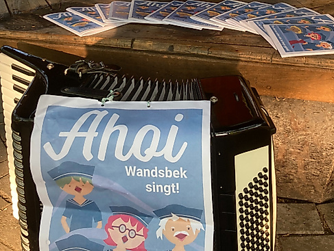 Akkordeon mit Werbung für "Ahoi-Wandsbek singt" versehen