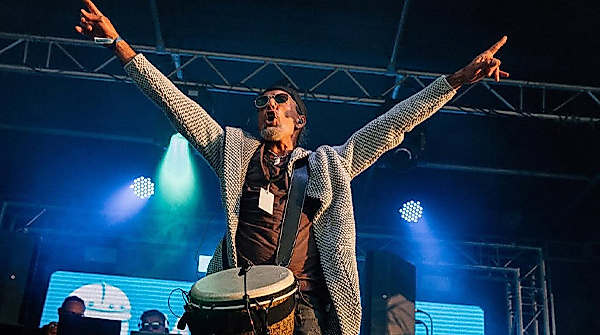 Rhythmus pur auf der Bühne des Festivals – bei der Charity-Veranstaltung Scharbeutz sorgte dieser Bongo-Act für echte Party-Vibes und unvergessliche Energie.