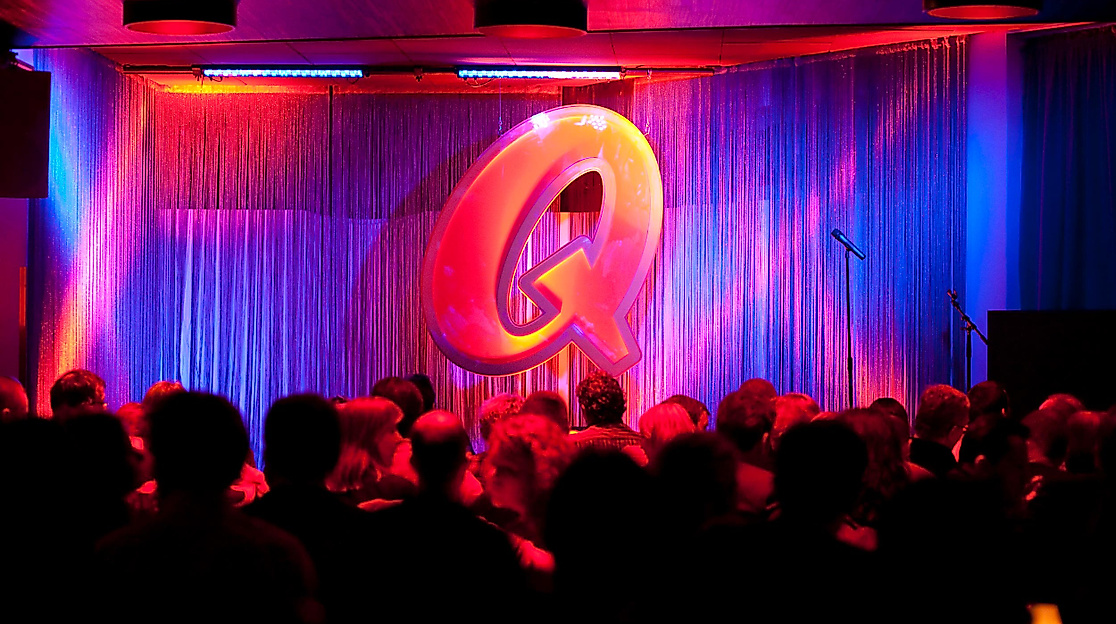 Quatsch Comedy Club Bühne mit einem Q im Zentrum