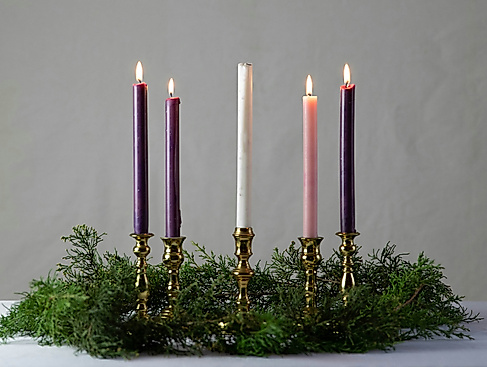 Adventskranz mit 4 brennenden Kerzen