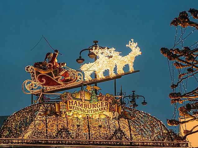 Fliegender Weihnachtsmann aus dem historischen Weihnachtsmarkt Hamburg