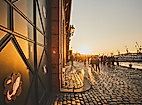 Morgensonne am Hamburger Fischmarkt mit Licht auf Tor der Fischauktionshalle und Blick zum Hafen