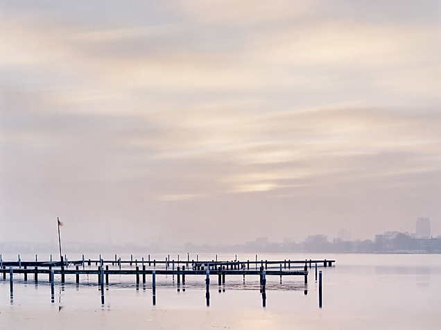 Nebeliger Blick über die Außenalster mit Holzsteg und sanfter Skyline im diffusen Morgenlicht