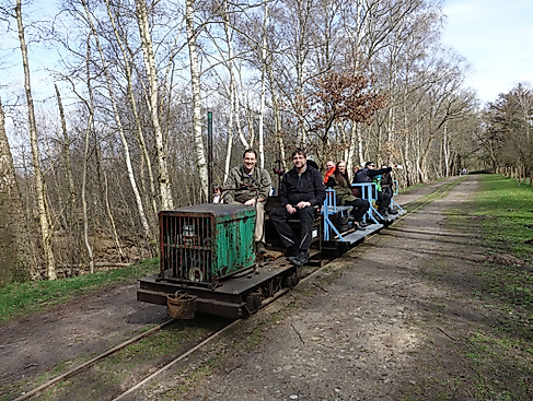 Besucher auf der Torfbahn im Himmelmoor