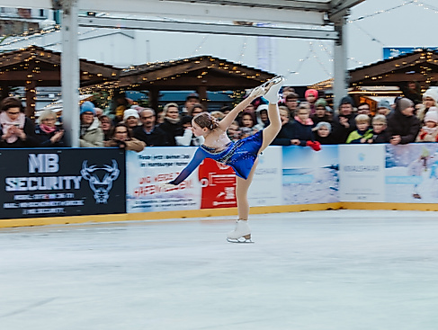 EISWELT SCHARBEUTZ 2025 Eiskunstläuferin peformt © TALB Alexandra Ruppert