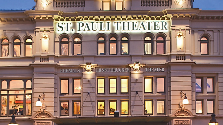 St. Pauli Theater am Abend