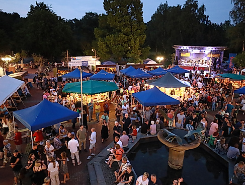 Abendlicher Blick aufs Weinfest