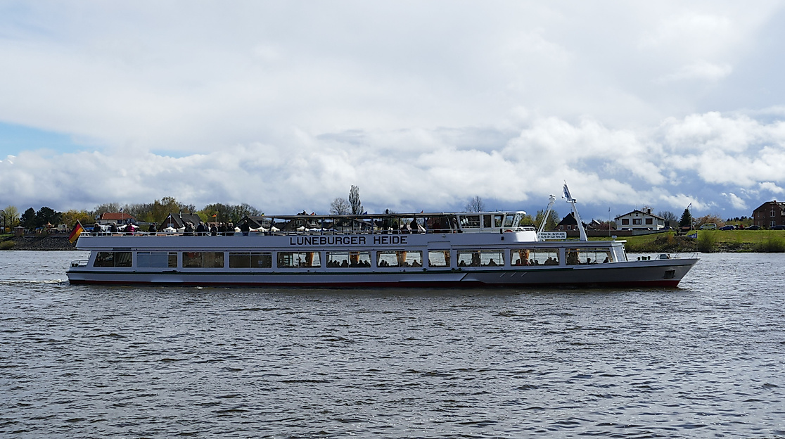 Tour mit dem Fahrgastschiff Lüneburger Heide - Faszination des Hamburger Hafens