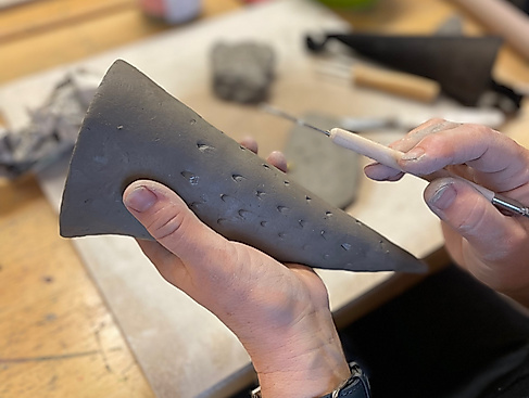 Tannenbaum aus schwarzem Ton